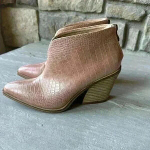 Barn Babe Women's Blush
Pink Croc Embossed
Leather Ankle Heel Boot
Size 8‎